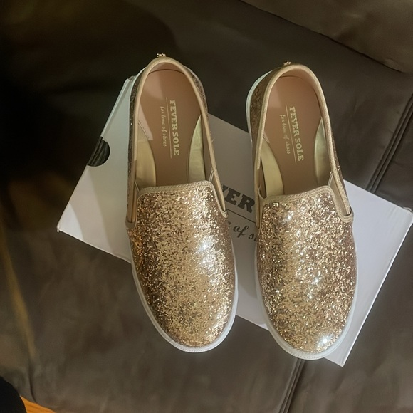 Feversole gold glitter slip on sneakers. Women’s size 38 European - Picture 3 of 4